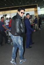 Sidharth Malhotra snapped at airport on 22nd Jan 2016